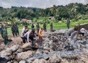Gotong Royong, Polisi Bersama TNI dan Warga Bersihkan Material Banjir Bandang di Bondowoso