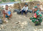 Wujud Kepedulian Babinsa Kemusu Bantu Warga Sekaligus Silaturahmi