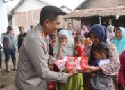 Kapolres Probolinggo bersama Bupati Terpilih Beri Bantuan Sembako untuk Warga Terdampak Banjir Bandang