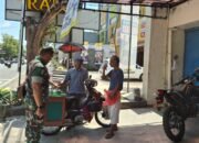 Babinsa Danukusuman Komsos Dengan Penjual Es Puter Keliling