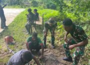 Peduli Lingkungan, Satgas Yonif 762/VYS dan Warga Kampung Persiapan Rober Bersihkan Lapangan Futsal