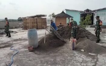 Peduli Sarana Ibadah, Babinsa Bantu Warga Renovasi