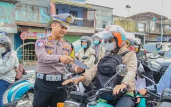 Operasi Keselamatan Semeru 2025 Polres Jember Berbagi Puluhan Jas Hujan untuk Pengendara Roda Dua