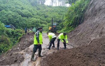 Polres Malang Terjunkan Tim Tanggap Bencana Tangani Longsor di Jalur Wisata Bromo