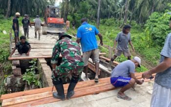 Bantu Atasi Kesulitan Masyarakat Perbatasan Papua, Satgasnya Pamtas Yonif 131/BRS Gotong Royong Perbaiki Jembatan