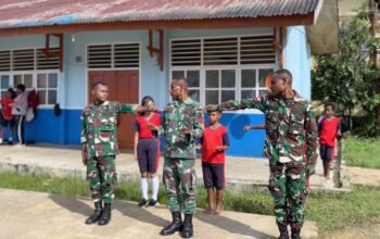 Sehat dan Disiplin, Satgas Yonif 762/VYS Olahraga Bersama dan Melatihkan PBB murid SD Inpres 13 Kumurkek