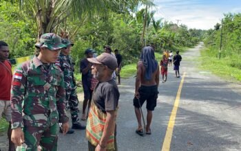 Kampung Bersih, Satgas Yonif 131/BRS Bersama Masyarakat Gotong Royong Membersihkan Lingkungan Kampung