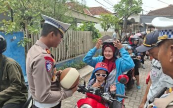 Operasi Keselamatan Semeru 2025, Polres Kediri Kota Tindak Pelanggar dan Bagikan Helm Secara Gratis