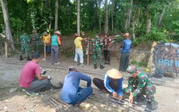 Babinsa Bantu Merangkai Kolom Besi untuk Pembangunan Sekolah