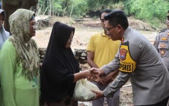 Peringati HPN 2025, Wartawan Bersama Polres Probolinggo Beri Bantuan Warga yang Terisolir Akibat Banjir