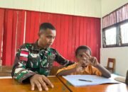 Ajarkan Cara Berhitung Dengan Penuh Kegembiraan, Satgas Yonif 131/BRS Belajar Bersama Murid-Murid Di SD Kampung Mosso, Perbatasan Papua