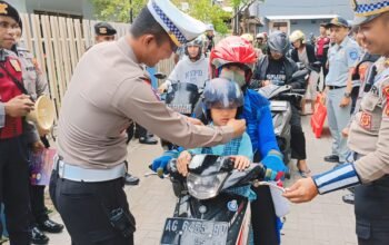 Polres Kediri Kota Beri Hadiah Helm SNI untuk Pengendara Roda Dua di Ops Keselamatan Semeru 2025