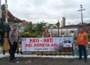 Operasi Keselamatan Semeru 2025 Polres Jember Pasang Banner Peringatan di Perlintasan KA