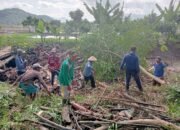 Puluhan Warga Bersama Kades dan Aparat Desa Gunungsari Bergotong royong diLantaran Way Rawakijing.