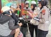 Manisnya Kasih Sayang di Jalan Raya: Satlantas Polres Kediri Kota Bagikan Cokelat dan Bunga di Hari Valentine