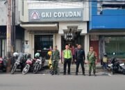 Babinsa Jayengan dan Piket Koramil 03 Serengan, Amankan Ibadah Minggu