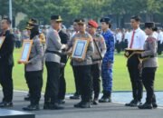 Kapolda Jatim Beri Penghargaan untuk 366 Anggota dan Masyarakat Berprestasi