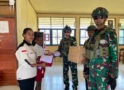 Satgas Yonif 762/VYS Bagikan Seragam dan Alat Tulis
