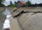 BABINSA DAN P3A PERBAIKl TANGGUL IRIGASI.