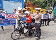 Operasi Keselamatan Semeru 2025 Polres Madiun Beri Helm dan Souvenir bagi Pengendara Tertib