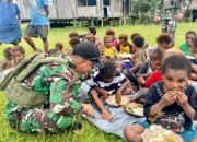 Ciptakan Kebersamaan Dengan Masyarakat Papua, Satgas Yonif 131/BRS Makan Siang Bersama Kepada Warga Kampung Skofro
