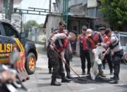 Harkamtibmas, Polres Situbondo Patroli Sambil Tambal Jalan Berlubang