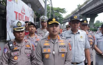 Turunkan Angka Kecelakaan, Polres Jakbar Bersama Jasa Raharja Bagikan Helm untuk Pengendara