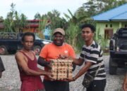 Bentuk Kepedulian, Personel Operasi Damai Cartenz 2025 Salurkan Bantuan Sembako di Yalimo