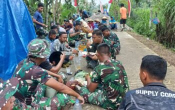 Eratkan Hubungan Emosional, Satgas TMMD Makan Siang Bersama