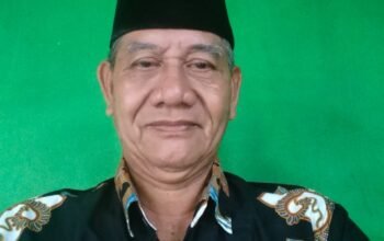 Pemuka Masyarakat Teluk Batang Utara Pimpin Gotong Royong Perbaiki Jalan Rusak .