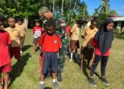 Latih Disiplin Sejak Dini, Satgas Yonif 131/BRS Ajarkan Baris Berbaris Di SD Inpres Pir V