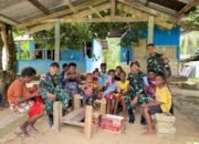 Laksanakan Anjangsana, Satgas Yonif 131/BRS Bagikan Topi dan Perlengkapan Sekolah di Kampung Mosso