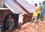 Kompak, Polisi bersama TNI dan BPBD Tangani Longsor yang Menimpa Rumah Warga