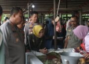 Polres Blora bersama Dinas Perdagangan, dan Koperasi Blora laksanakan Operasi Pasar Sidomakmur Blora