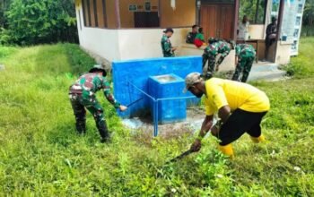 Kampung Bersih, Satgas Yonif 131/BRS Bersama Masyarakat Gotong Royong Membersihkan Lingkungan Kampung Ampas