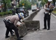 Satlantas Polres Metro Jakarta Barat Rapikan Separator Beton yang Ganggu Arus Lalu Lintas di Slipi