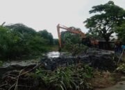 Kepala Desa Sukaringin Royadih Pratama Kawal Langsung kegiatan Pengangkatan Sampah.