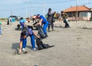 Refleksi HSN Polisi dan Mahasiswa UIM Bersihkan Sampah di Dermaga Branta Pesisir Pamekasan