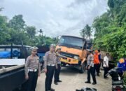 Sat Lantas Polres Lampung Barat Laksanakan Evakuasi dan Bantu Masyarakat Terkait Laka Lantas Tunggal di Pekon Hantatai