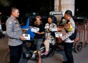 Ramadhan Berkah: Personel Polsek Tambora Bagikan Makan Sahur untuk Warga