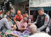 Sigap dan Peduli, Polisi dan TNI Di Jakarta Barat Selamatkan Warga Lansia Terjebak Banjir di Rawa Buaya