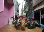 Aksi Tanggap Prajurit Pasmar 1 Korps Marinir Evakuasi Korban Banjir di Jakarta