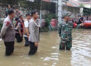Polri Turun Evakuasi Bantu Warga Korban Banjir di Bekasi dan Depok
