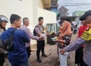 Tebar Kebaikan di Bulan Ramadhan, Polsek Kembangan Bagikan Takjil untuk Warga Terdampak Banjir