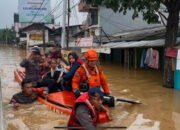 Jakarta -Satuan Brimob Polda Metro Jaya mengevakuasi warga terdampak banjir di Jalan Raya Kalibata, Cawang, Jakarta Timur. Ketinggian air mencapai 3 meter.