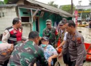 TNI-Polri Evakuasi Warga Sawangan Korban Banjir 1,5 Meter Saat Mau Cuci Darah
