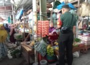 Cek Harga Sembako Di Bulan Ramadhan, Babinsa Turun Ke Pasar Tradisional