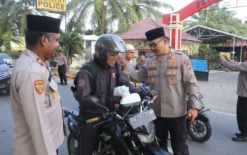 Kapolres Langkat Bagikan Takjil, Warga Sambut dengan Antusias