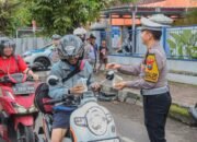 Polres Jember Himbau Masyarakat Tertib Lalu Lintas di Bulan Ramadhan Dengan Berbagi Takjil