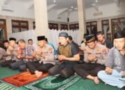 Kapolres Kediri Kota Melaksanakan Sholat Tarawih Berjamaah Bersama Masyarakat Di Masjid Baiturahim